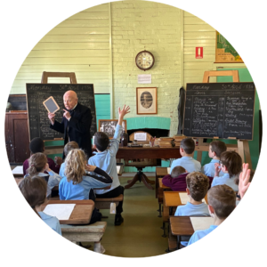 Экскурсия в Музей ( Hall School Museum )